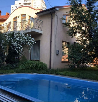 Двухэтажный кирпичный дом в Аркадии