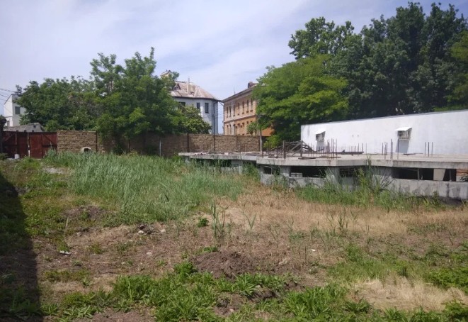 Участок в районе ресторана Свеча