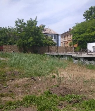 Участок в районе ресторана Свеча