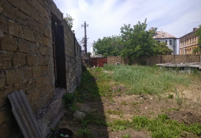 Участок в районе ресторана Свеча
