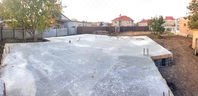 Участок правильной формы возле моря
